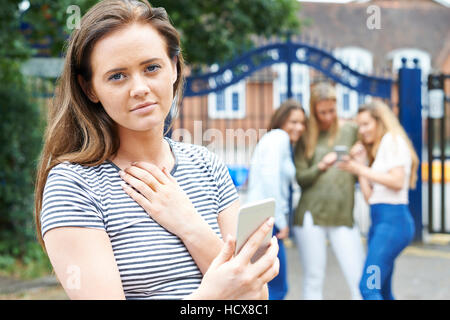 Teenage Girl Intimidé par message texte Banque D'Images