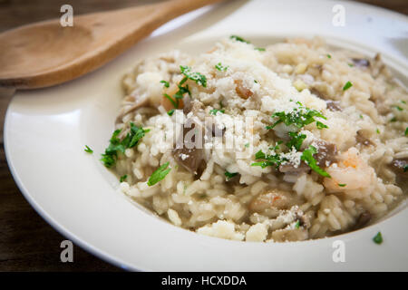 L'Italien risotto aux champignons et crevettes fraîches Banque D'Images