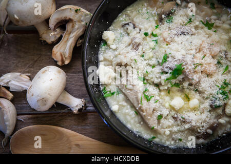 L'Italien risotto aux champignons, herbes fraîches et parmesan Banque D'Images