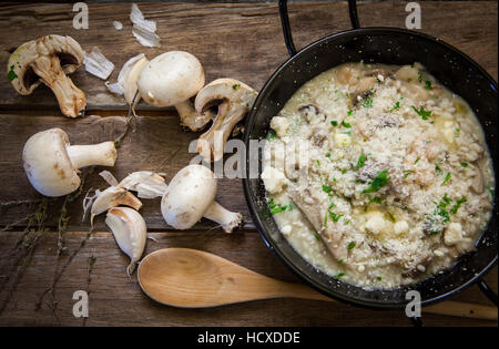 L'Italien risotto aux champignons, herbes fraîches et parmesan Banque D'Images