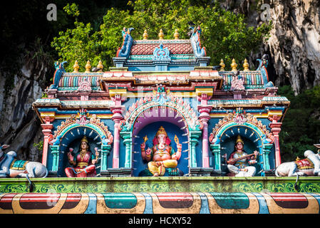 Statues hindoues colorés, les grottes de Batu, Kuala Lumpur, Malaisie Banque D'Images