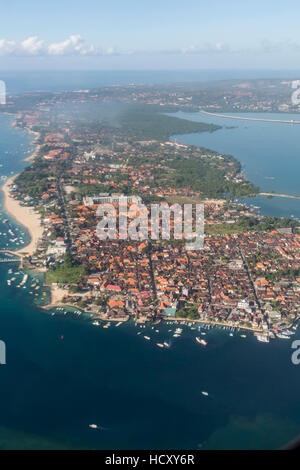 Vue aérienne de l'île de Bali à partir d'un vol commercial, la mer de Flores, en Indonésie Banque D'Images