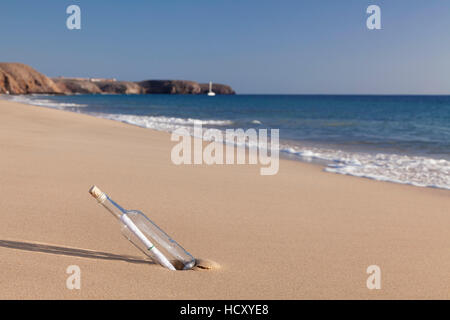 Message dans une bouteille, Playa Papagayo beach, près de Playa Blanca, Lanzarote, Canaries, Espagne, de l'Atlantique Banque D'Images