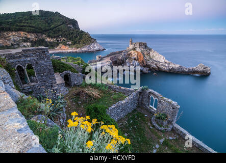 Les fleurs et la mer bleue de l'ancien château du châssis et de l'église à l'aube, Portovenere, l'UNESCO, la province de La Spezia, ligurie, italie Banque D'Images