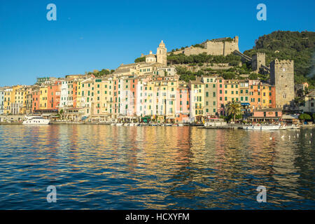 Le bleu de la mer cadre les maisons aux couleurs typiques de Portovenere, l'UNESCO, la province de La Spezia, ligurie, italie Banque D'Images