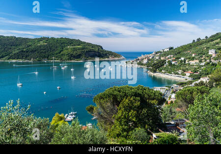 Les cadres de la végétation verte la mer turquoise du Golfe des Poètes entourant Portovenere, province de La Spezia, ligurie, italie Banque D'Images