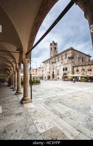 L'ancien châssis arcades des bâtiments historiques du quartier de la Piazza del Popolo, Ascoli Piceno, Marches, Italie Banque D'Images