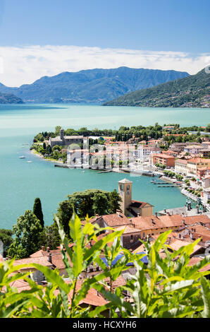 Vue sur le typique village de Gravedona entouré par le lac de Côme et les jardins, province de Côme, lacs italiens, Lombardie, Italie Banque D'Images