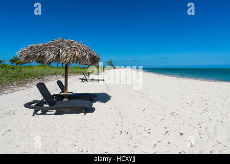 Chaise longue sur une plage de sable blanc dans le nord de Providenciales, Turks et Caicos, Caraïbes Banque D'Images