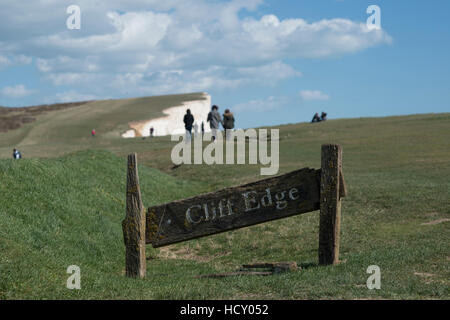 Un panneau d'avertissement près des falaises de Beachy Head, sur la côte sud, le Parc National des South Downs, East Sussex, UK Banque D'Images