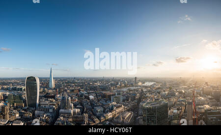 Une vue de Londres avec 20 Fenchurch Street (le talkie walkie) et le Shard, London, UK Banque D'Images