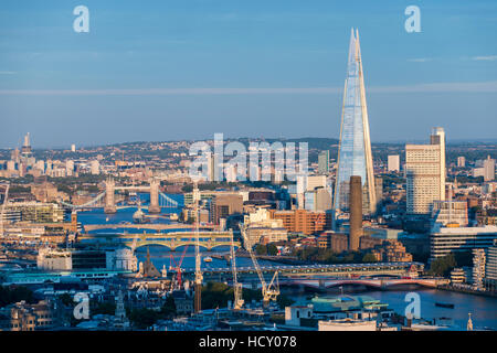 Vue de Londres et de la Tamise y compris le tesson, Tate Modern et le Tower Bridge, London, UK Banque D'Images