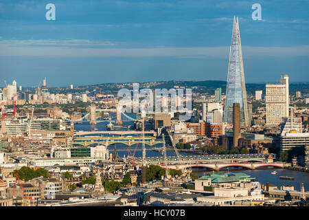 Vue de Londres et de la Tamise y compris le tesson, Tate Modern et le Tower Bridge, London, UK Banque D'Images