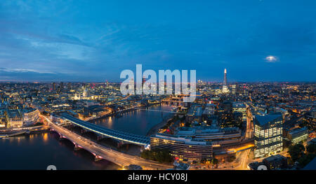 Une vue panoramique nocturne de Londres et de la Tamise montrant le fragment et la Cathédrale St Paul, London, UK Banque D'Images