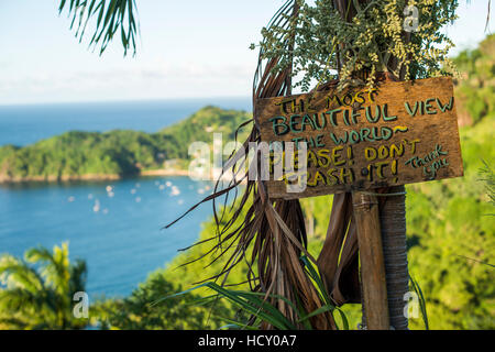 Un panneau demandant aux lecteurs non pas dans la Corbeille la plus belle vue au monde à Castara Bay à Tobago, Trinité-et-Tobago, des Caraïbes Banque D'Images