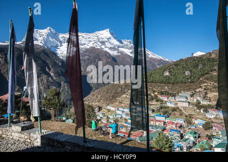 Namche Bazar est la dernière ville pendant le trek au camp de base de l'Everest, qu'on voit ici avec pic Damaraland, région de Khumbu (Népal, Everest) Banque D'Images