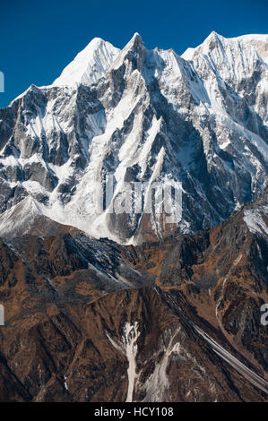 Peaks vu du haut de la Larke La, le point le plus élevé du circuit du Manaslu trek, au Népal Banque D'Images