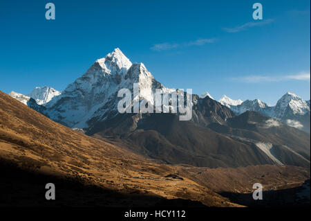 L'étonnante fait sommet de l'Ama Dablam, 6812m, vu de Dhukla dans la région de Khumbu, Népal Banque D'Images