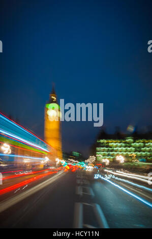 En regardant vers les chambres du Parlement de Westminster Bridge, London, UK Banque D'Images