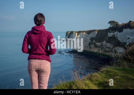 Une femme donne à Old Harry Rocks à Studland Bay, Jurassic Coast, l'UNESCO, Dorset, UK Banque D'Images