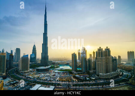 Burj Khalifa et le centre-ville de Dubaï au coucher du soleil, Dubaï, Émirats arabes unis, Moyen Orient Banque D'Images