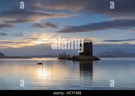 La mi-hiver coucher de soleil sur le Loch Linnhe et Château de Stalker en hiver, l'Argyll and Bute, Ecosse, Royaume-Uni Banque D'Images