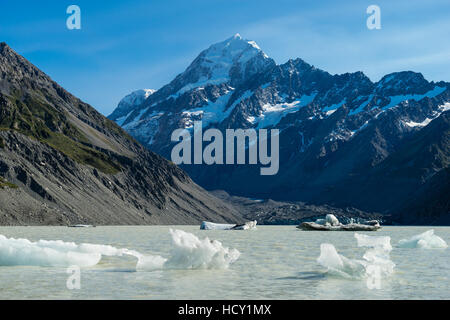 Les icebergs flottent dans un lac froid avec une grande montagne couverte de neige, île du Sud, Nouvelle-Zélande Banque D'Images