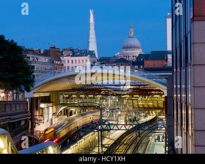 La station de Farringdon crépuscule avec le tesson et de Saint Pauls, London, UK Banque D'Images