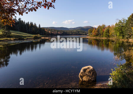 Boat House par un étang à l'automne, près de Bar Harbour, Mount Desert Island, près du Parc National d'Arcadia, le Maine, la Nouvelle Angleterre, USA Banque D'Images