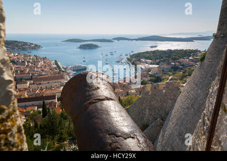 Vue sur la forteresse espagnole de Hvar, Hvar, Dalmatie, Croatie Banque D'Images