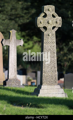 Croix celtique en cimetière dans Cheshire, Royaume-Uni Banque D'Images