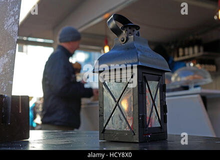 Lanterne à bougie et lumière, le coucher du soleil dans les montagnes de l'arrière-plan. Banque D'Images