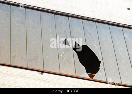 Vitraux brisés d'une surface de fenêtre partiellement démolie en usine. Banque D'Images