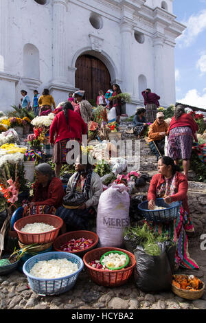 Le dimanche est jour de marché à Chichicastenango, Guatemala. Le marché se tient en face de l'église de Santo Tomas, une Eglise construite à propos de 1545 sur Banque D'Images