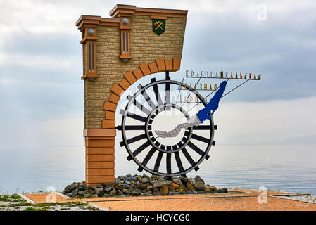 KULTUK, région d'Irkoutsk, RUSSIE - Juillet 31,2016 : monument marque la fin de l'Circum-Baikal de fer. Situé sur le rivage près de l'eau du lac Baïkal Banque D'Images