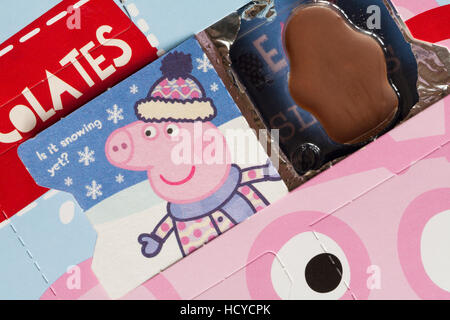 Détail de chocolat au lait Kinnerton Peppa Pig advent calendar montrant porte ouverte - est-il neige encore Banque D'Images