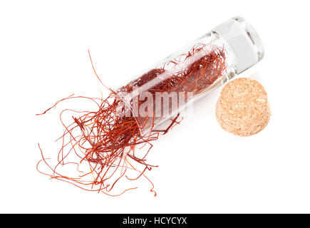 Chili filets dans un verre incliné ouvert avec du liège de côté, isolé sur fond blanc, high angle view Banque D'Images