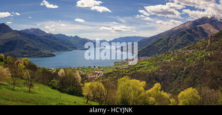 Lago di Como avec panorama pittoresque ville de Gravedona en premier plan Banque D'Images