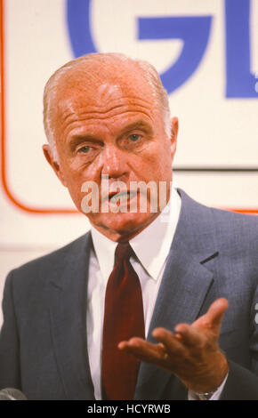 PORTLAND, OREGON, USA - Le sénateur américain John Glenn (D-Ohio) conférence de presse le 26 août 1983, lors de la campagne pour l'investiture présidentielle Démocrate de 1984. Banque D'Images