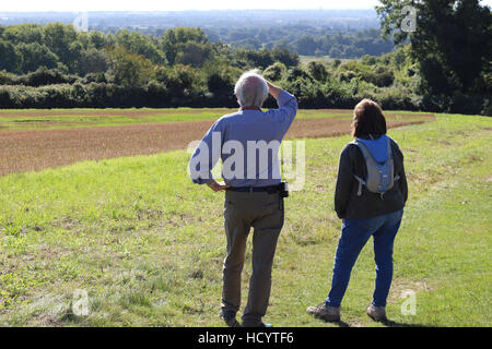 Vieux couple à la recherche de la vue depuis une colline Banque D'Images