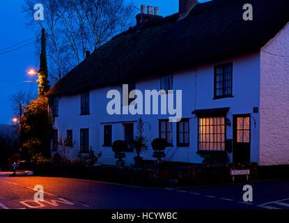 Une lumière dans la fenêtre d'une chaumière à Colyton, Devon, Angleterre, Royaume-Uni Banque D'Images