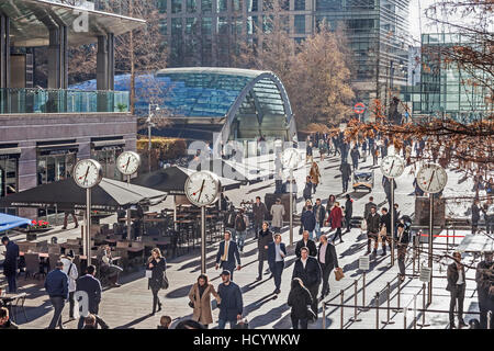 London Canary Wharf, l'heure du déjeuner les foules à Reuters dans winter Sunshine Plaza Banque D'Images