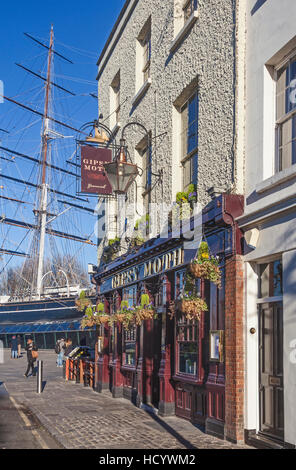 Londres, Greenwich la Spongieuse public house, avec le Cutty Sark à l'arrière-plan Banque D'Images