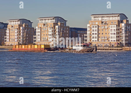 Londres, Greenwich vue sur rivière comme un chaland chargé lourdement passe sur son chemin en aval Banque D'Images