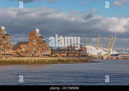 Vue sur rivière de Greenwich vers l'appartement de luxe et le Centre d'O2 Banque D'Images