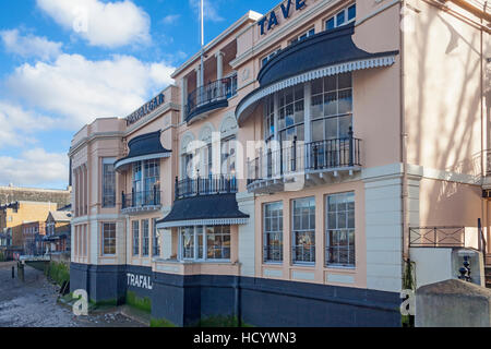 Londres, Greenwich Le Thameside historique Trafalgar Tavern à marée basse Banque D'Images