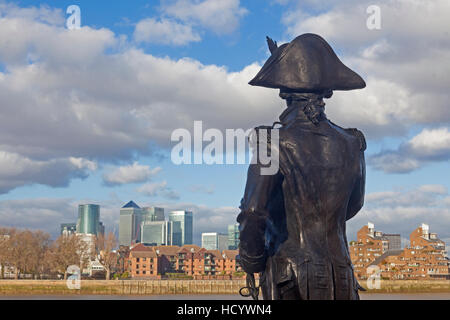 Londres, Greenwich Nelson donne l'autre côté de la rivière de la taverne de Trafalgar à l'égard de l'île de chiens et de Canary Wharf Banque D'Images