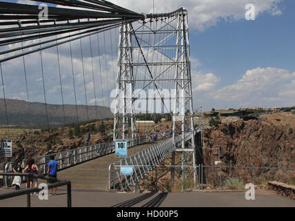 Piétons Royal Gorge pont de bois sur la rivière Arkansas avec les personnes qui traversent sur le pont à Canon City Colorado Banque D'Images