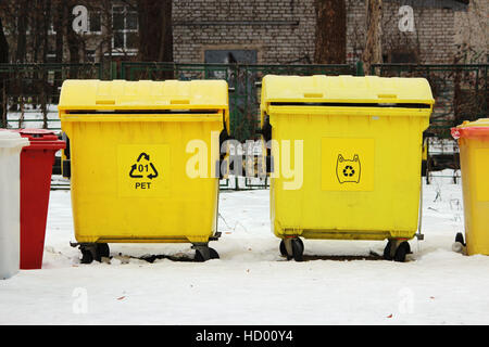 Deux bacs jaunes pour la collecte de recyclage des matériaux. Banque D'Images