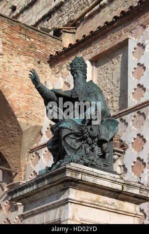 Statue du pape Jules III en face de la cathédrale de San Lorenzo. Pérouse, Italie Banque D'Images